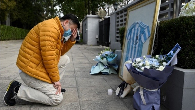 Un hincha llora en la embajada argentina en Beijing.