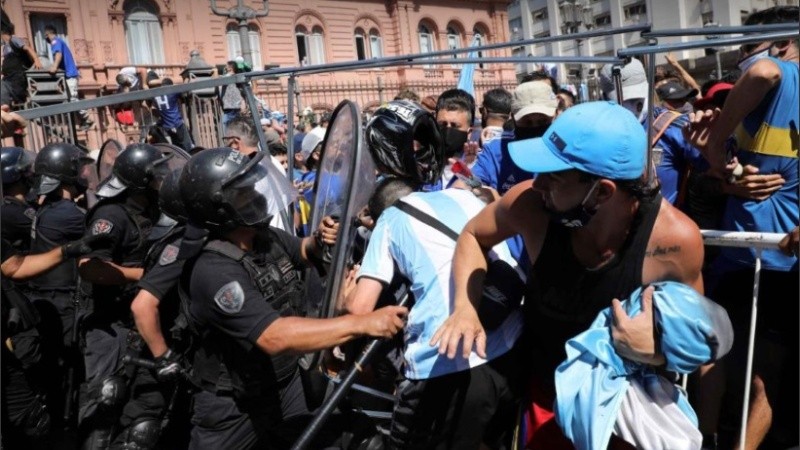 Él momento de descontrol e incidentes frente a la Casa Rosada.