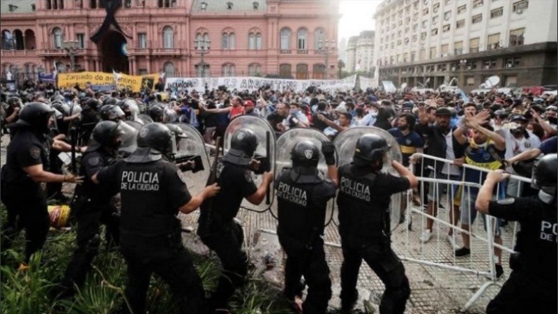 El momento de mayor tensión entre hinchas y policía frente a la Casa Rosada.