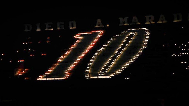 Las velas en la tribuna Diego Maradona en el Coloso. 
