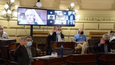 La Cámara de Senadores realizó este jueves la Sesión Ordinaria de Prórroga nº 3 del Período 138. Fue una reunión llevada a cabo bajo la modalidad mixta (presencial y virtual-remota) que pasó a cuarto intermedio hasta el próximo lunes.