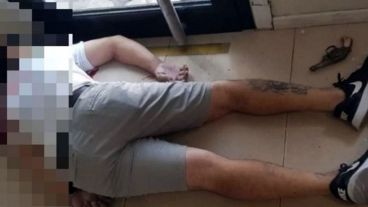El ladrón quedó tirado junto a su pistola en el pasillo de la clínica.