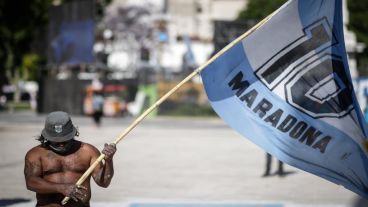 La bandera de Diego estará presente en cada estadio de la Argentina.