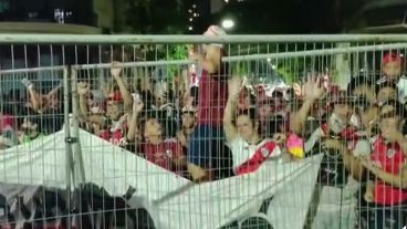 Los hinchas se reunieron este viernes frente al hotel.
