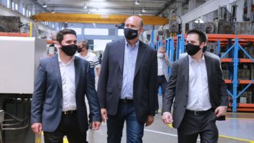 El gobernador durante una recorrida por una fábrica de la región.