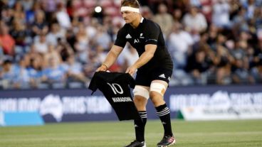 Sam Cane se acercó con mucho respeto a la mitad de la cancha y le entregó al equipo argentino la 10 de Nueva Zelanda con el “Maradona” estampado .