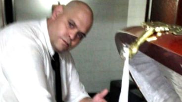 Diego Molina se sacó dos fotos con el cuerpo de Maradona.