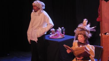 Los actores Liliana Gioia y Dany López en un pasaje de la obra clásica.