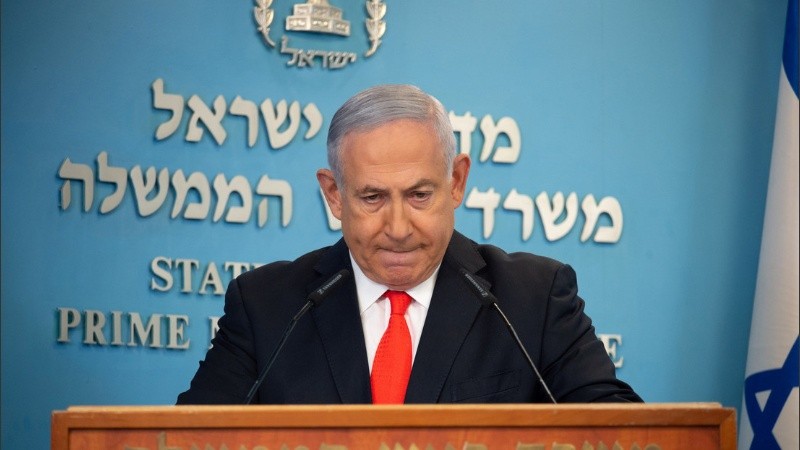 El primer ministro de Israel quiso defender a las mujeres pero se enredó en su discurso.