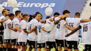 El Lobo le regaló un triunfo a su DT falecido hace tres días.