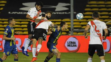 Robert Rojas de cabeza marcó la diferencia para que River le gane a Central.