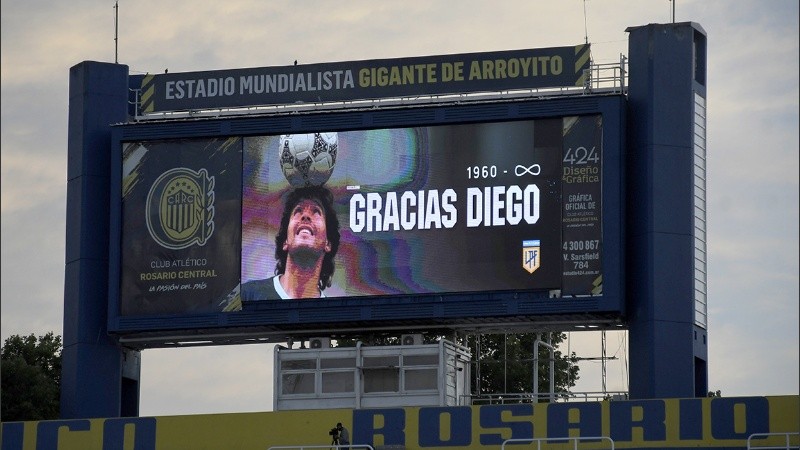 El Gigante de Arroyito rindió su homenaje a Maradona. 