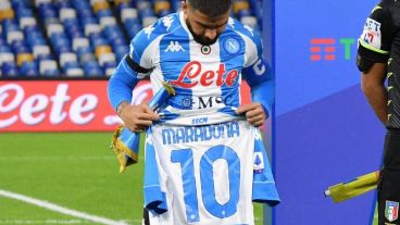 Diego fue homenajeado con una goleada del Nápoli. Fue 4-0 a Roma.