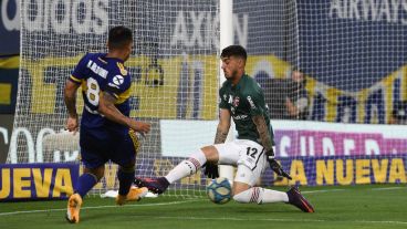 El segundo de Cardona. El 2-0 de Boca lo puso el colombiano de caño ante Macagno.