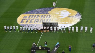 Minuto de aplauso para Diego en La Boca.