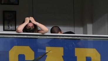 Dalma Maradona siguió el partido desde el palco, desconsolada.