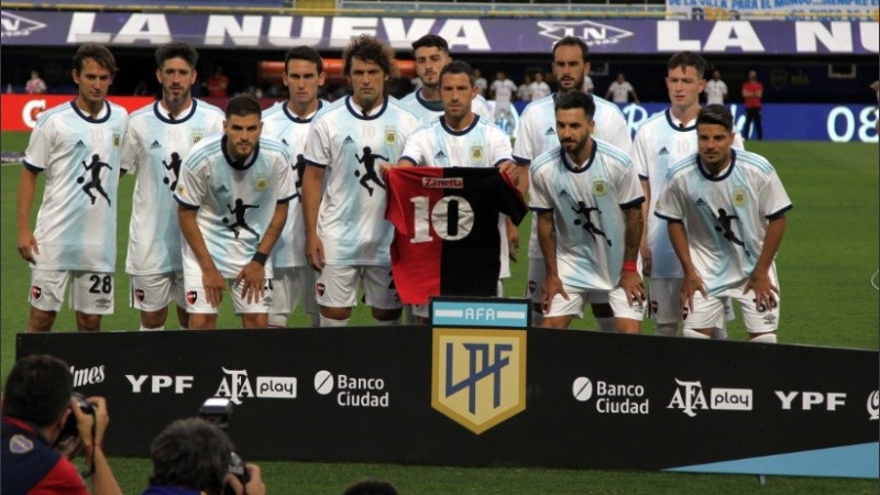 El plantel leproso homenajeó a Maradona en la previa.