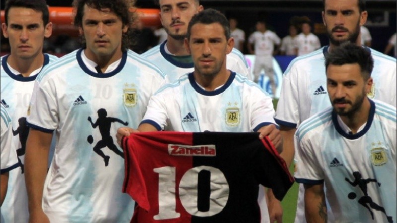 Maxi Rodríguez posó con la casaca que usó Diego en 1993.