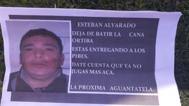 El cartel que dejaron los atacantes.