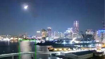 El hombre que capturó las imágenes detalló que el astro atravesó el cielo de oeste a este.