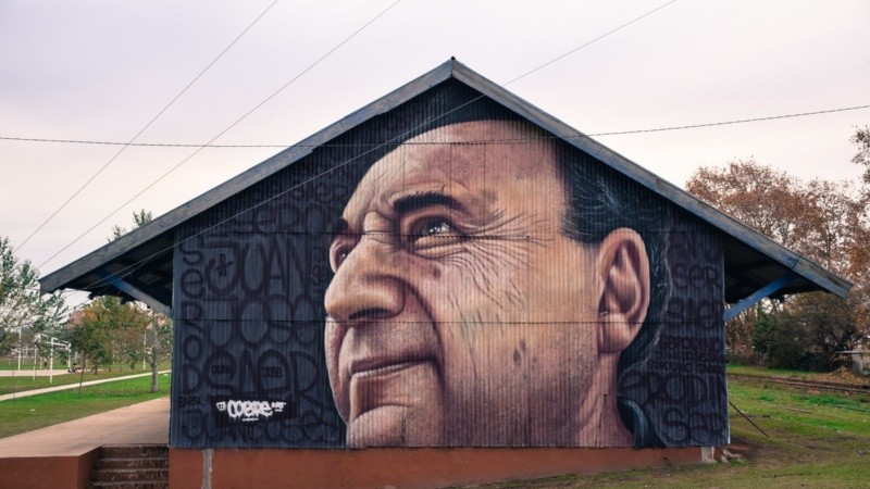 El artista plástico Cobre pintó en 2019 una pared de un galpón ferroviario en Serodino con la imagen del escritor.