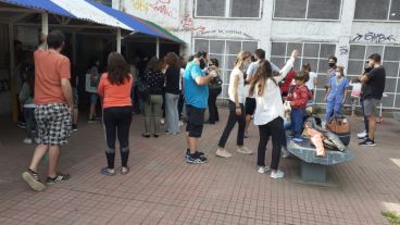 Los padres dejan a sus hijos en la escuela Gurruchaga.