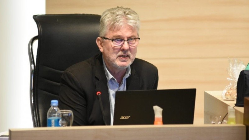 El secretario de Hacienda municipal en el Concejo al presentar el presupuesto 2021.