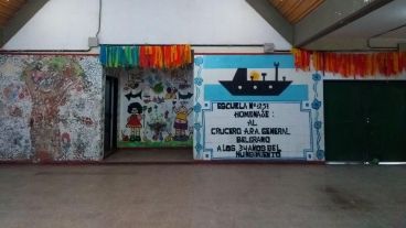 Pese a no tener agua, la escuela abrió sus puertas este martes para entregar bolsones de alimentos.