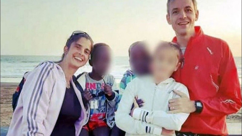 La pareja adoptó a los mellizos en agosto de 2019 tras conocerlos en un orfanato de Guinea Bissau.