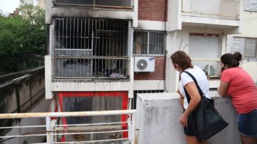 Vecinas observan el departamento incendiado