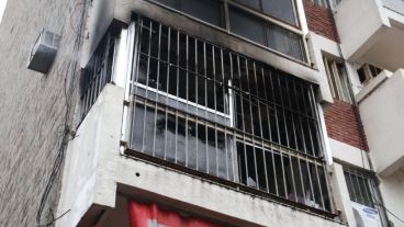 Revuelo en barrio Martin por el incendio en un departamento.