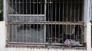 Revuelo en barrio Martin por el incendio en un departamento.