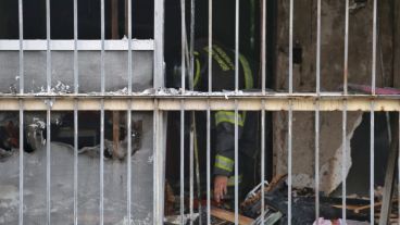 Revuelo en barrio Martin por el incendio en un departamento.