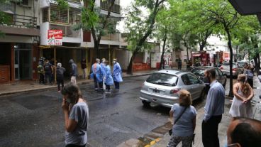 Revuelo en barrio Martin por el incendio en un departamento.