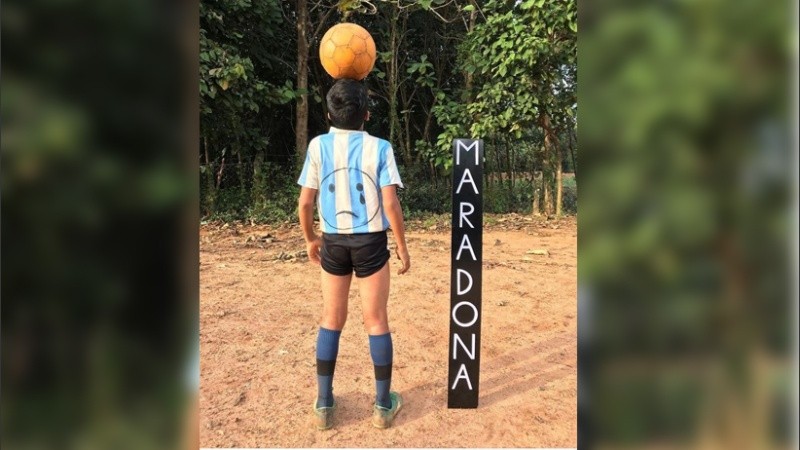 Tras recrear el gol del diez, el pequeño se lo dedicó mirando al cielo.