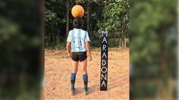 Tras recrear el gol del diez, el pequeño se lo dedicó mirando al cielo.