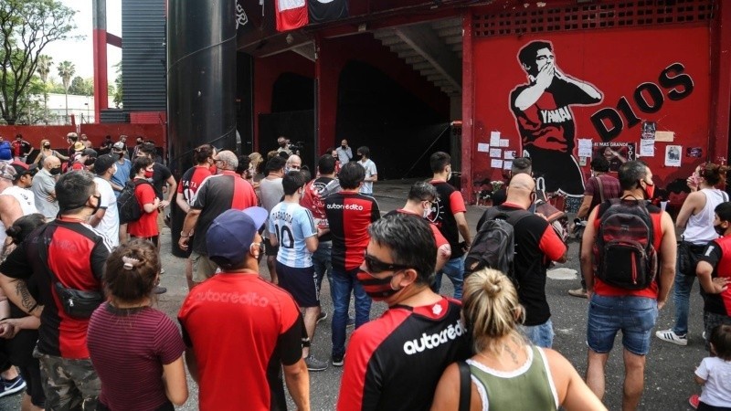 Cientos de hinchas se congregaron en el Coloso para despedir a Maradona.