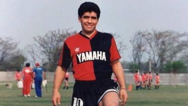 Diego convulsionó Rosario y el mundo con su llegada a la Lepra.