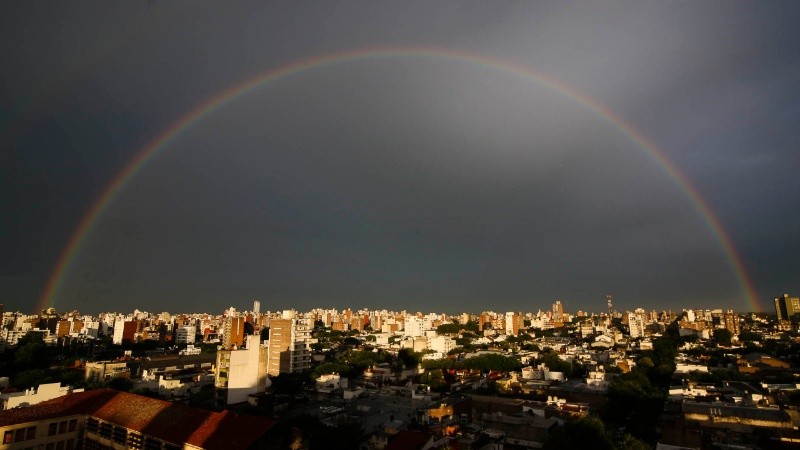Un arco iris llenó de colores el cielo de Rosario.