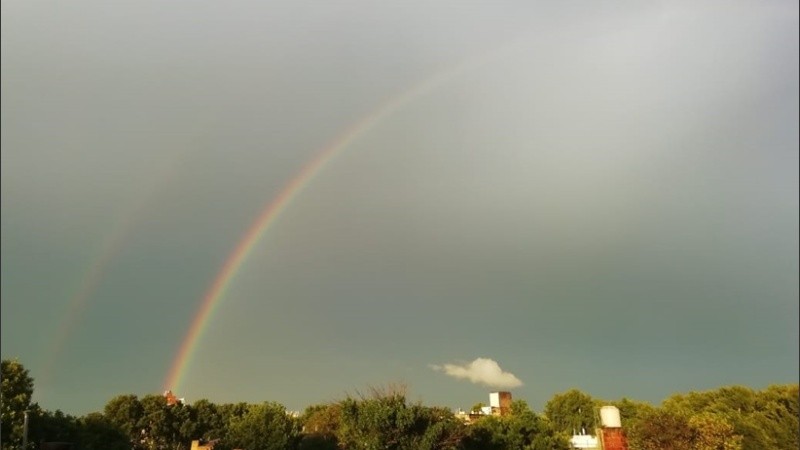 Las fotos del arco iris se multiplicaron este miércoles a la tarde. 