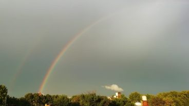 Las fotos del arco iris se multiplicaron este miércoles a la tarde.