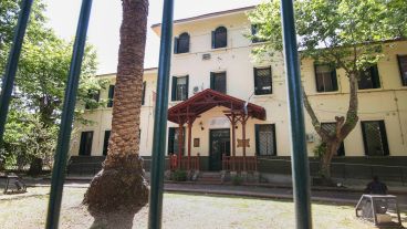 El paciente se arrojó desde la planta alta y corrió hacia calle Santa Fe.