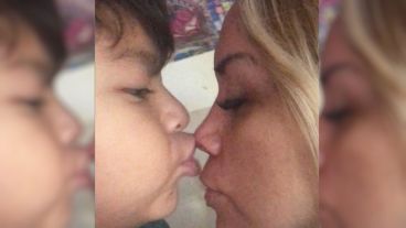 Verónica Ojeda, en una foto familiar con Dieguito Fernando