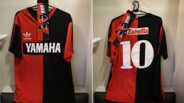 La camiseta de Diego en la Lepra, furor entre los hinchas.