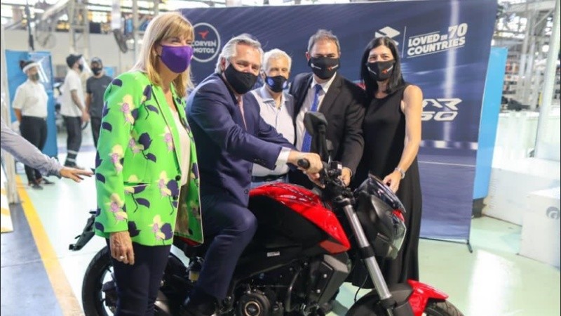 El presidente Fernández junto a la vicegobernadora Rodenas, montado en una de las motos de la firma santafesina. 