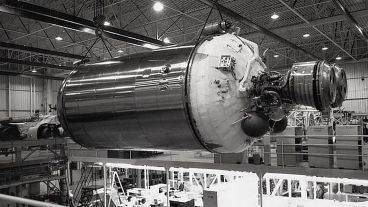 El ensamblaje del cohete Centaur en una fábrica de General Dynamics.