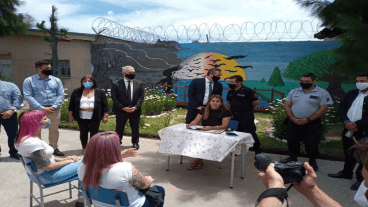 La boda se llevó a cabo en el patio del penal, al aire libre y con flores blancas rodeando a las enamoradas.