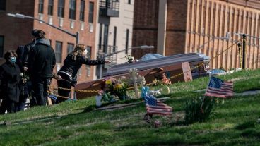 Estados Unidos es el país más afectado por la pandemia con 14 millones de contagios y 274.577 fallecidos.