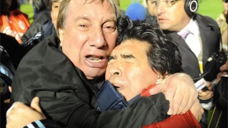 El doctor Bilardo y Maradona en aquel recordado abrazo en la angustiante clasificación a Sudáfrica 2010.