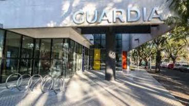 Uno de los agentes logró separar al menor del cable electrificado con un palo de madera.